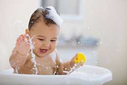 ​冷冷的冬天，寶寶怎麼洗澡？下面的文章也許對你有幫助