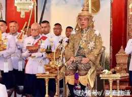 泰國國王出行時,當地居民行"跪俯禮",看中國遊客如何應對
