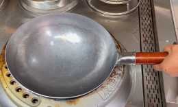 新鐵鍋最忌直接燒,等於吃“塗層”,教你正確開鍋,不生鏽不粘鍋
