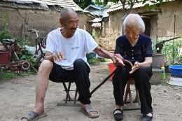 101歲老奶奶，和老伴1年吃600斤西紅柿雞蛋，專家：或有高齡Buff