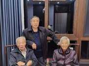 江蘇無錫93歲父親給73歲兒子過生日，為其夾菜還溫柔摸臉