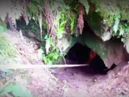 男子野外探險時發現神秘洞穴，開啟后里面竟然是一群巨型巨型金屬！