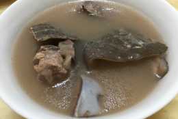 南方人經常煲老火靚湯，有一款土伏苓甲魚殼湯，可滋陰清熱祛溼