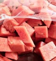 夏天熱到想“睡冰箱”，試試這四種冰凍水果，分分鐘降溫十度