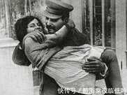 當斯大林故後，赫魯曉夫的做法，讓斯大林的女兒在蘇聯待不下去啦