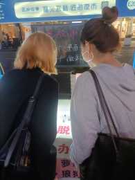 杭州小夥擺攤賣“脫單盲盒”，每天上百人光顧還有人脫單成功
