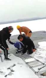 長春兩位老人穿行南湖冰面掉入冰窟 “黑衣男”冰水中奮力救人