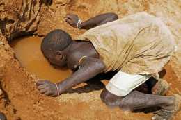 為什麼非洲人寧願餓死也“不種地”？看到非洲土地瞬間懂了