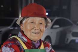 鄭州96歲張奶奶擺攤走紅後，網友們不願意看到的事情，還是發生了