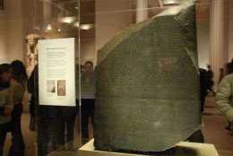 埃及學之父商博良破譯羅塞塔碑上失傳約1500年的象形文字