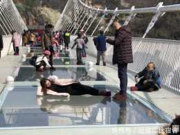 大量遊客擠上玻璃橋,橋面突然"碎裂"?是怎麼回事?