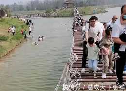 河南一景區吊橋斷裂,多名遊客掉入湖中,疑是遊客晃橋造成的