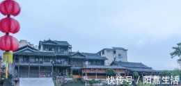 重慶、貴州、湖南三省的交界處,有座古鎮,景美人少還免費