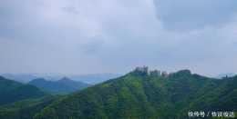 浙江,有竹、泉、雲的山不止一處,它卻享有"江南第一山"的美譽