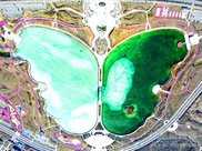 無人機航拍鏡頭下的鞏留蝶湖公園：水域形似冰體如冰般青翠泛綠