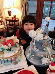 陸毅鮑蕾為小女兒慶生，準備好幾份生日蛋糕，一家四口同框超有愛