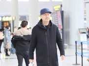 60歲騰格爾走機場，穿長款大衣保暖性好，搭口袋工裝褲不顯老