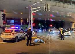揪心！上海一土方車與電瓶車相撞，致1人重傷入院，現場曝光