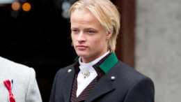 挪威“00後準女王的哥哥”, 被寵愛的王子, 親生父親是罪犯