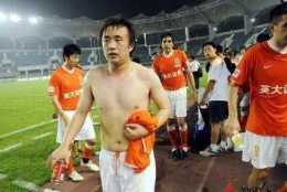 中國乒乓誰也打不過，中國足球誰也打不過，球員一脫上衣知道原因