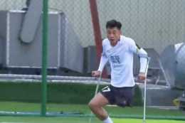 一位廣州的“獨腿球王”何憶義因熱愛足球而走紅，練斷50多根柺杖