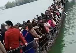安徽:婦女節景區免費,遊客扎堆上吊橋,重壓之下搖搖欲墜