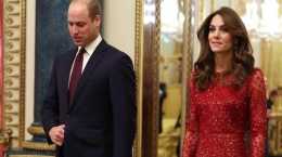 凱特王妃穿大紅色，針織上衣像秋衣，裹得嚴嚴實實，令人“窒息”