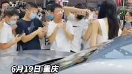 有意思！重慶一群男子圍著車模拿手機拍照，網友：手機離得太近了