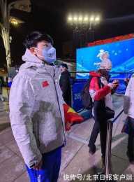 這群年輕人，在北京頒獎廣場高舉國旗